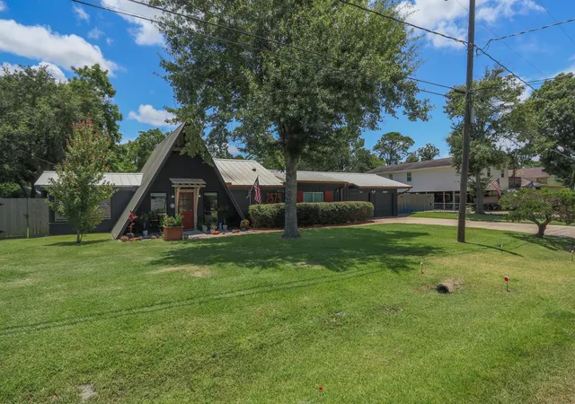 3rd image of 2575 Cliff Dr, Dickinson, TX 77539 | MLS# 91281645