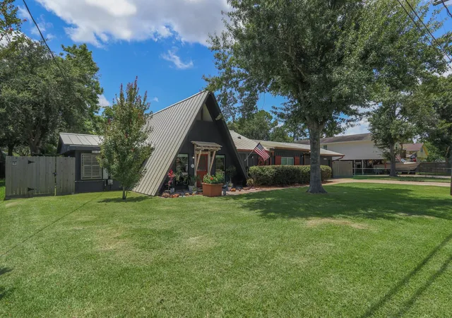 4th image of 2575 Cliff Dr, Dickinson, TX 77539 | MLS# 91281645
