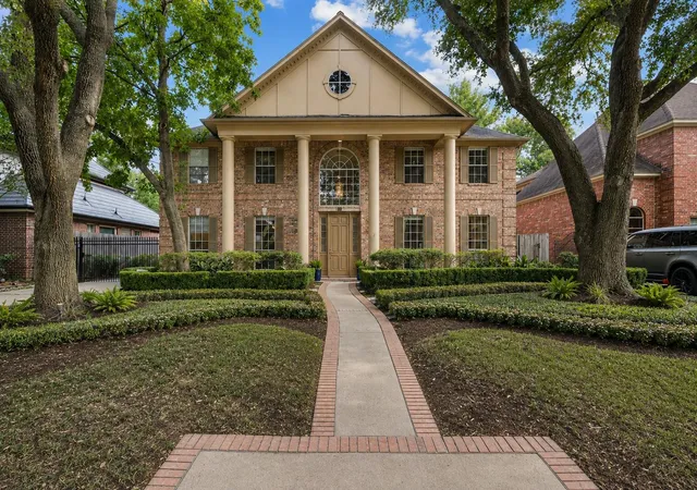 Photo 1 of Single family home for sale at 15 Hilshire Grv Ln, Houston, TX 77055 | MLS# 20458841 | Listing updated on 2026-09-04