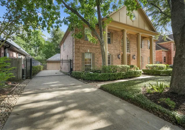 Photo 2 of Single family home for sale at 15 Hilshire Grv Ln, Houston, TX 77055 | MLS# 20458841 | Listing updated on 2026-09-04