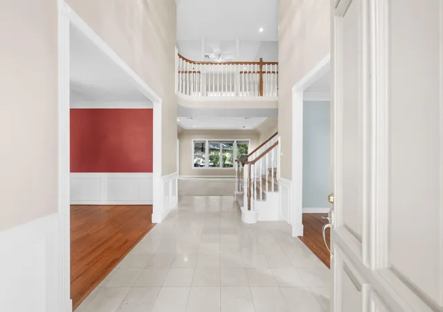 Photo 3 of Single family home for sale at 15 Hilshire Grv Ln, Houston, TX 77055 | MLS# 20458841 | Listing updated on 2026-09-04