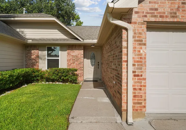 2nd image of 702 W Country Grove Cir, Pearland, TX 77584 | MLS# 39055616