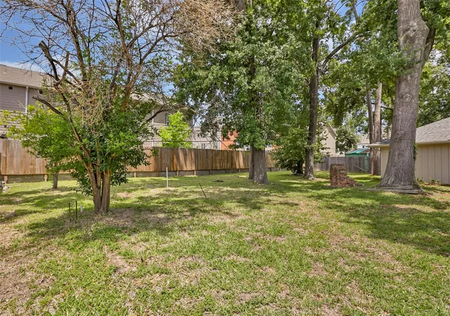 Photo 2 of Sale Pending at 1158 Cottage Oak Ln, Houston, TX 77091 | MLS# 28309745 | Listing updated on 2026-09-26