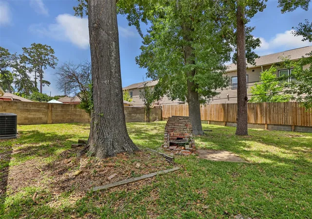 Photo 3 of Sale Pending at 1158 Cottage Oak Ln, Houston, TX 77091 | MLS# 28309745 | Listing updated on 2026-09-26
