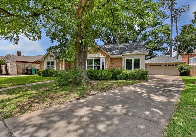 Photo 4 of Sale Pending at 1158 Cottage Oak Ln, Houston, TX 77091 | MLS# 28309745 | Listing updated on 2026-09-26