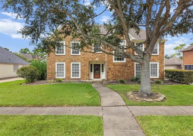 Photo 3 of Single family home for sale at 2104 Bay Hill Dr, League City, TX 77573 | MLS# 37784509 | Listing updated on 2026-10-09
