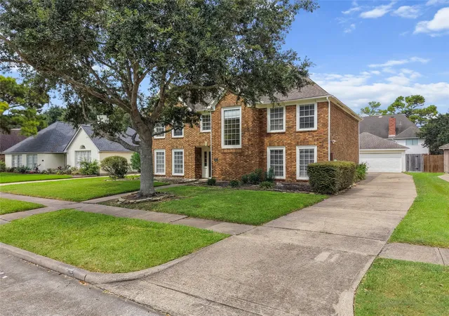 Photo 3 of Single family home for sale at 2104 Bay Hill Dr, League City, TX 77573 | MLS# 37784509 | Listing updated on 2026-10-09