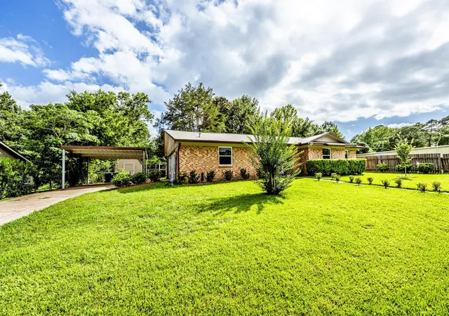 Photo 2 of Single family home for sale at 2202 Easley Cir, Huntsville, TX 77320 | MLS# 98654252 | Listing updated on 2026-09-05