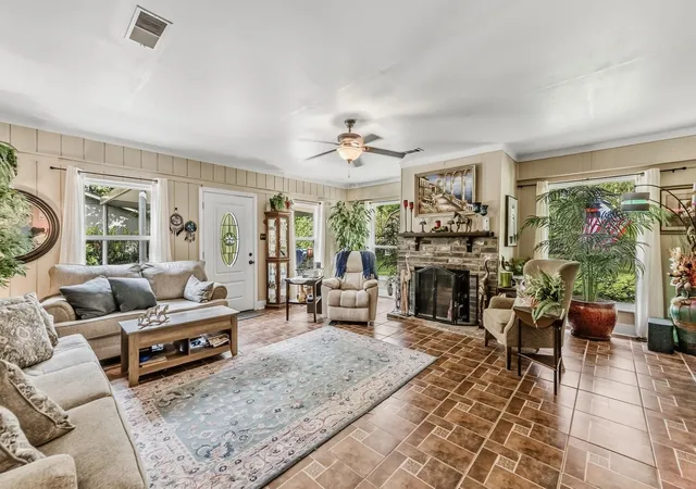 Photo 3 of Single family home for sale at 2202 Easley Cir, Huntsville, TX 77320 | MLS# 98654252 | Listing updated on 2026-09-05