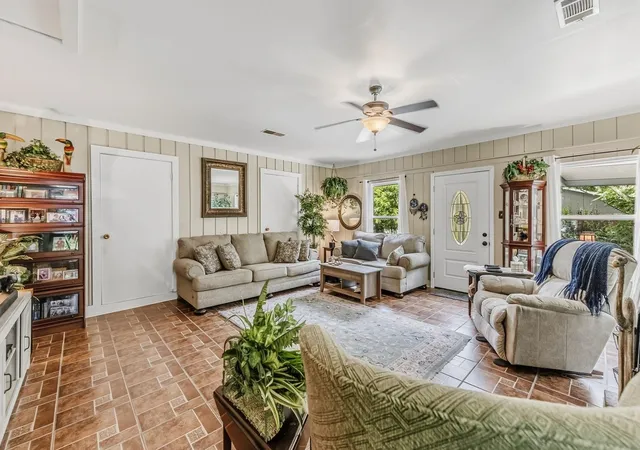 Photo 4 of Single family home for sale at 2202 Easley Cir, Huntsville, TX 77320 | MLS# 98654252 | Listing updated on 2026-09-05