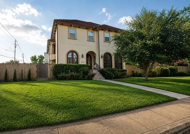 Photo 2 of Single family home for sale at 4003 Dumbarton St, Houston, TX 77025 | MLS# 10316312 | Listing updated on 2026-09-13