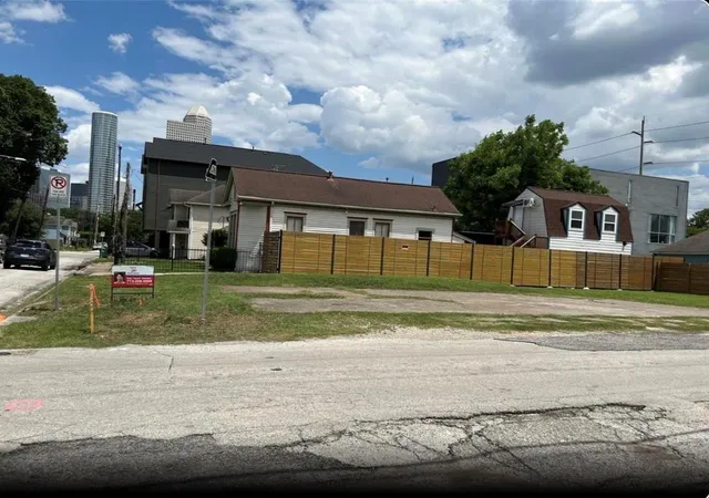 Photo 3 of Sale Pending at 0 Wilson St, Houston, TX 77019 | MLS# 95923785 | Listing updated on 2026-08-29