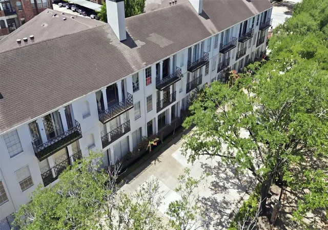 2nd image of 2333 Bering Dr, Houston, TX 77057