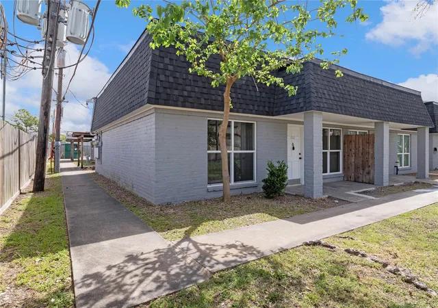 Listing Photo 5 - Condo for sale in building located at 2675 Gessner Dr, Houston, TX 77080