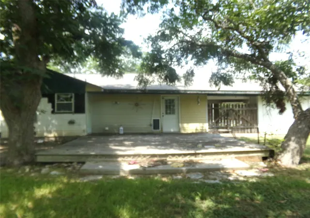 20th image of 402 N Summit St, Weimar, TX 78962 | MLS# 27879067