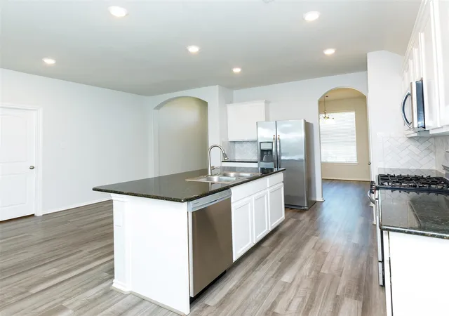 4th image of 6718 Coral Bells Ln, Dickinson, TX 77539 | MLS# 88002671