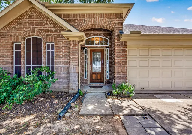 Photo 3 of Single family home for sale at 2014 Foxgate Dr, Rosenberg, TX 77471 | MLS# 14094404 | Listing updated on 2026-09-16