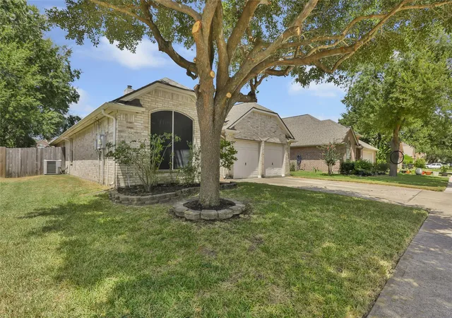 Photo 2 of Single family home for sale at 18619 Woodbreeze Dr, Humble, TX 77346 | MLS# 31362163 | Listing updated on 2026-09-18