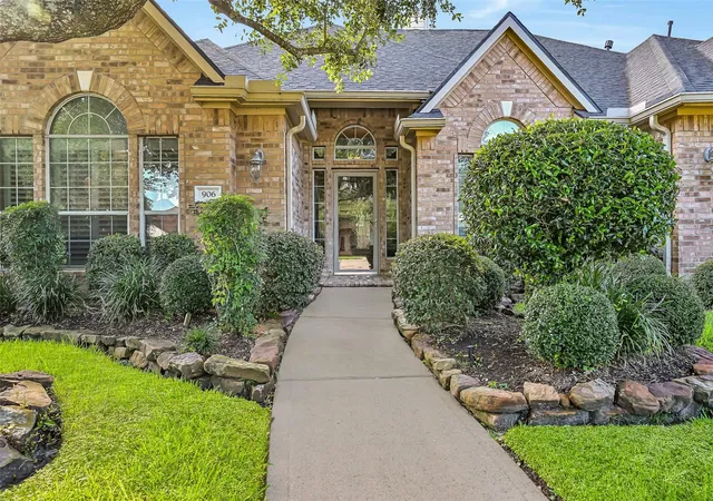 4th image of 906 High Ridge Cir, Friendswood, TX 77546 | MLS# 5455021