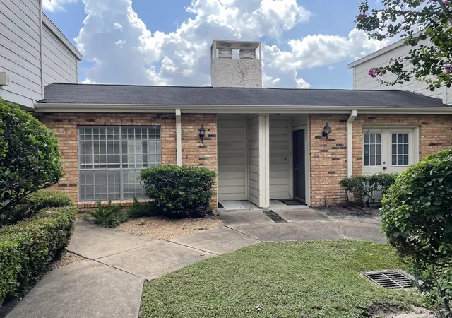 Photo 1 of Townhouse for sale at 6201 Beverlyhill St #8, Houston, TX 77057 | MLS# 65257195 | Listing updated on 2026-09-09