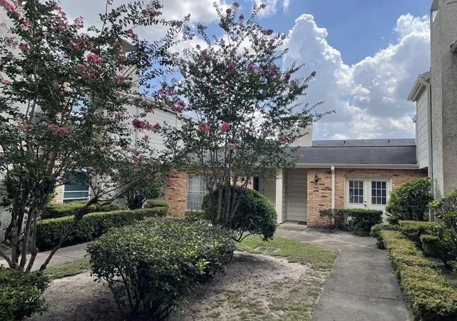 Photo 2 of Townhouse for sale at 6201 Beverlyhill St #8, Houston, TX 77057 | MLS# 65257195 | Listing updated on 2026-09-09