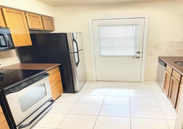 Photo 4 of Townhouse for sale at 6201 Beverlyhill St #8, Houston, TX 77057 | MLS# 65257195 | Listing updated on 2026-09-09