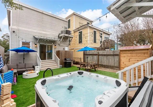 Photo 1 of Single family home for sale at 1021 Sealy St, Galveston, TX 77550 | MLS# 95878834 | Listing updated on 2026-07-30