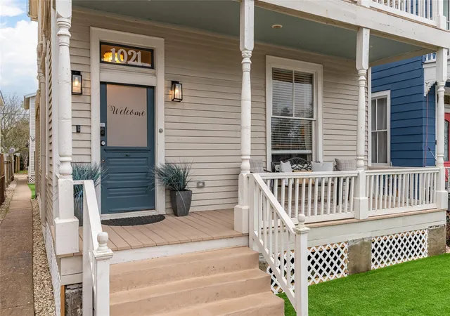 Photo 4 of Single family home for sale at 1021 Sealy St, Galveston, TX 77550 | MLS# 95878834 | Listing updated on 2026-07-30