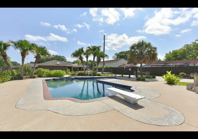 Homes for sale in Friendswood, TX | 2204 Airline Dr, Friendswood, TX 77546 | MLS# 98607654