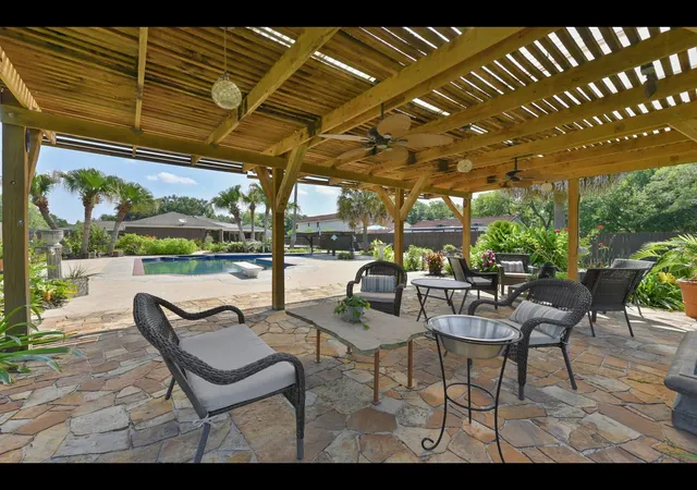 Homes for sale in Friendswood, TX | 2204 Airline Dr, Friendswood, TX 77546 | MLS# 98607654