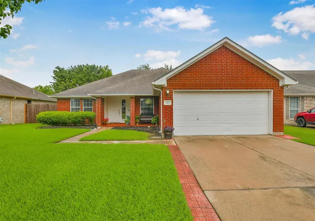 Homes for sale in Dickinson, TX | 203 Green Isle Ave, Dickinson, TX 77539 | MLS# 84056694