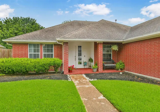 Homes for sale in Dickinson, TX | 203 Green Isle Ave, Dickinson, TX 77539 | MLS# 84056694