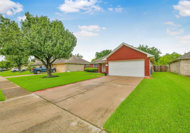 Homes for sale in Dickinson, TX | 203 Green Isle Ave, Dickinson, TX 77539 | MLS# 84056694