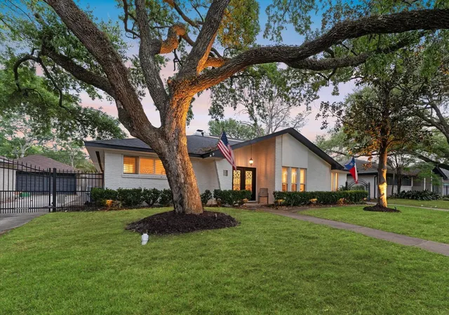 2nd image of 5511 Queensloch Dr, Houston, TX 77096 | MLS# 74747858