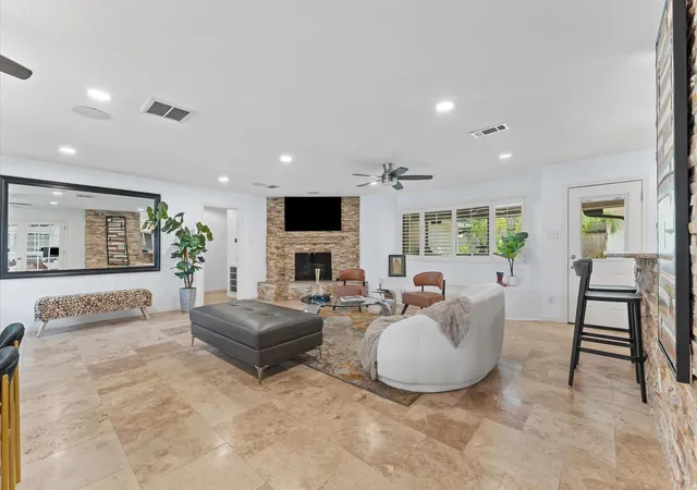 5th image of 5511 Queensloch Dr, Houston, TX 77096 | MLS# 74747858