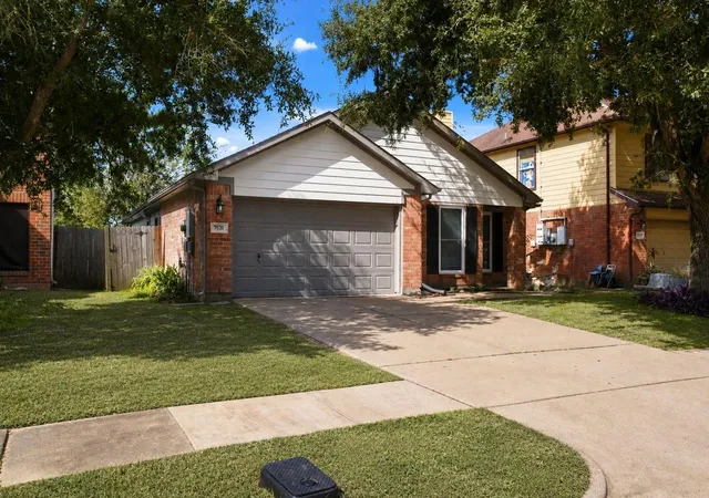 Photo 3 of Sale Pending at 7531 Winterview Dr, Missouri City, TX 77489 | MLS# 61363359 | Listing updated on 2026-09-11