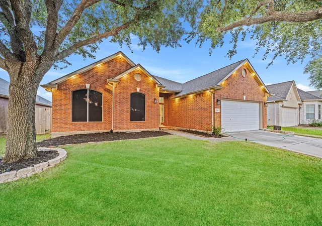 Photo 2 of Sale Pending at 2010 Lincoln Crst Way, Sugar Land, TX 77498 | MLS# 54802062 | Listing updated on 2026-09-26