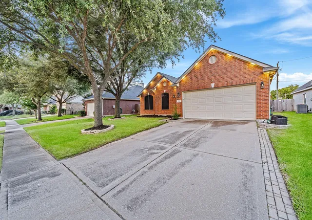 Photo 3 of Sale Pending at 2010 Lincoln Crst Way, Sugar Land, TX 77498 | MLS# 54802062 | Listing updated on 2026-09-26