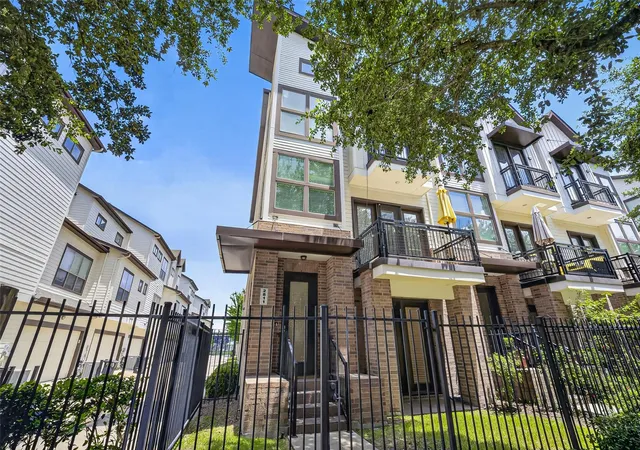 Photo 1 of Single family home for sale at 2811 Clay St, Houston, TX 77003 | MLS# 61008030 | Listing updated on 2026-09-13
