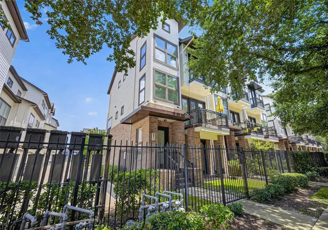 Photo 3 of Single family home for sale at 2811 Clay St, Houston, TX 77003 | MLS# 61008030 | Listing updated on 2026-09-13
