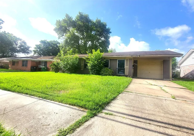 1st image of 5514 S Acres Dr, Houston, TX 77048 | MLS# 2913078
