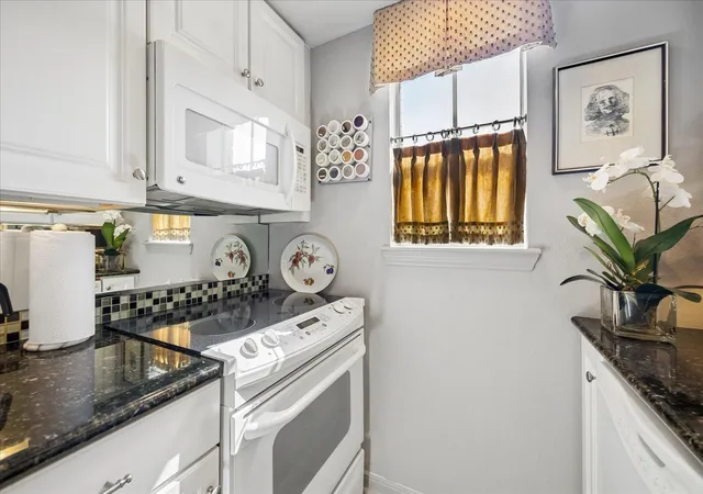 Photo 4 of Townhouse for sale at 2225 Mimosa Dr #2, Houston, TX 77019 | MLS# 84240514 | Listing updated on 2026-08-31