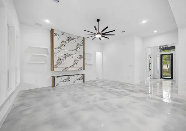 2nd image of 2405 W Green Briar Dr, Huntsville, TX 77340 | MLS# 70773806