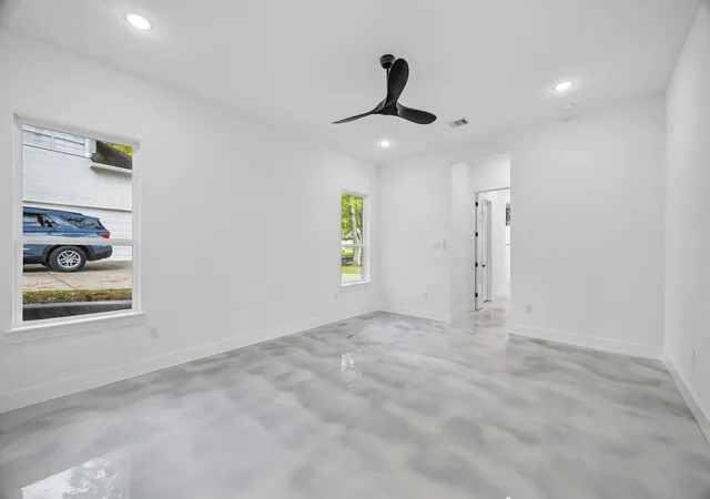 4th image of 2405 W Green Briar Dr, Huntsville, TX 77340 | MLS# 70773806