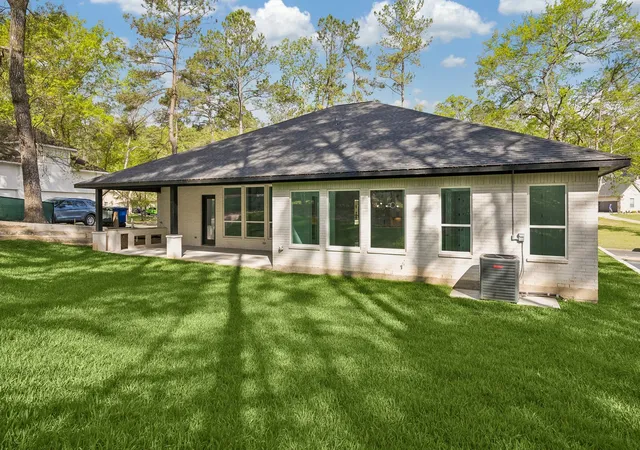 5th image of 2405 W Green Briar Dr, Huntsville, TX 77340 | MLS# 70773806