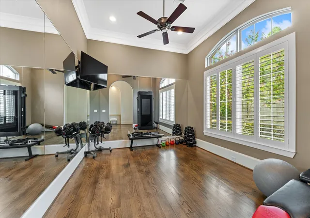 Photo 3 of Sale Pending at 1622 E Rose Ter Ln, Houston, TX 77055 | MLS# 12481189 | Listing updated on 2026-09-21