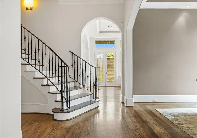 Photo 3 of Sale Pending at 1622 E Rose Ter Ln, Houston, TX 77055 | MLS# 12481189 | Listing updated on 2026-09-21