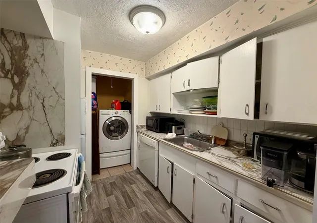 Listing Photo 4 - Condo for sale in building located at 5615 Bissonnet St, Houston, TX 77081 - Unit #214A
