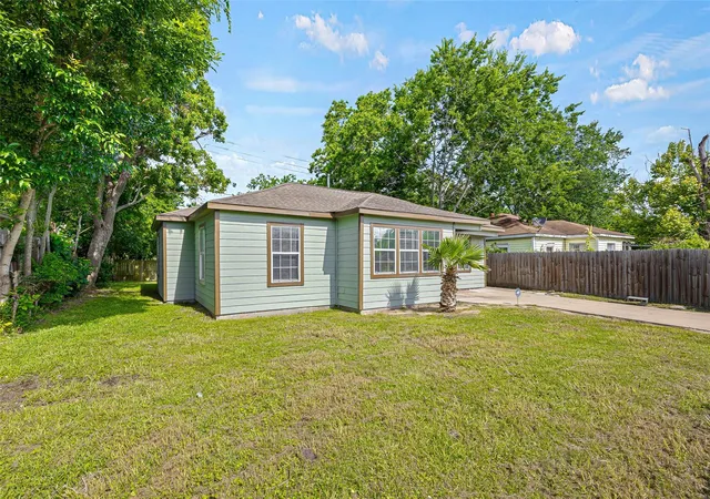 3rd image of 7614 Darnay Dr Dr, Houston, TX 77033 | MLS# 61468011
