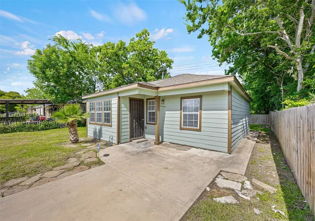 4th image of 7614 Darnay Dr Dr, Houston, TX 77033 | MLS# 61468011